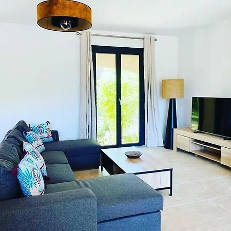 Cecile Cabanon Bleu A Pied Vila Zonza
